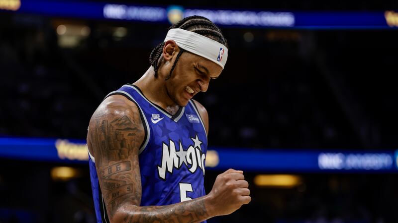 Paolo Banchero, alero del Magic de Orlando, festeja una jugada ante los Bucks de Milwaukee, en...
